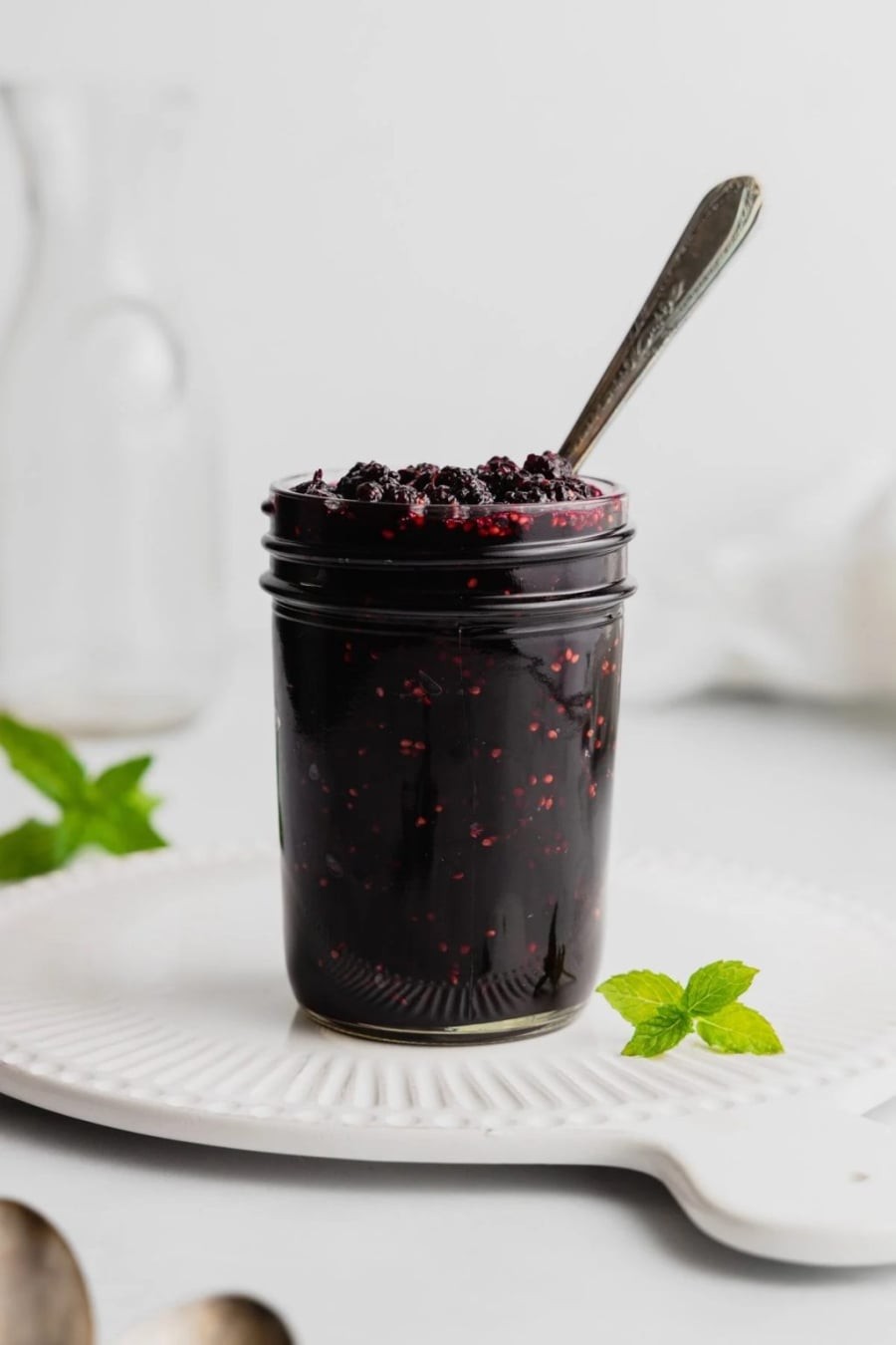 Trong số các nguyên liệu tự nhiên, dâu tằm nổi bật nhờ hàm lượng chất chống oxy hóa cao, góp phần hỗ trợ cải thiện sắc da và duy trì vẻ tươi tắn nếu được sử dụng đúng cách.