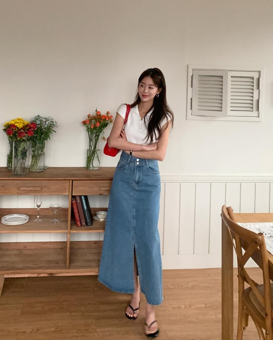 Nhờ sự linh hoạt trong cách phối đồ, chân váy denim trở thành item quen thuộc trong tủ đồ mùa hè.