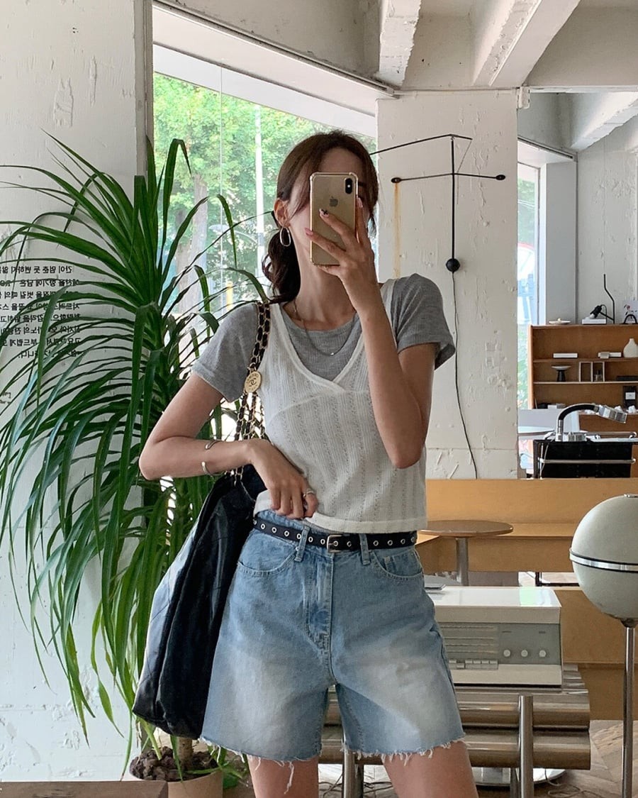  Sự linh hoạt của quần short denim cho phép kết hợp với nhiều phong cách khác nhau.