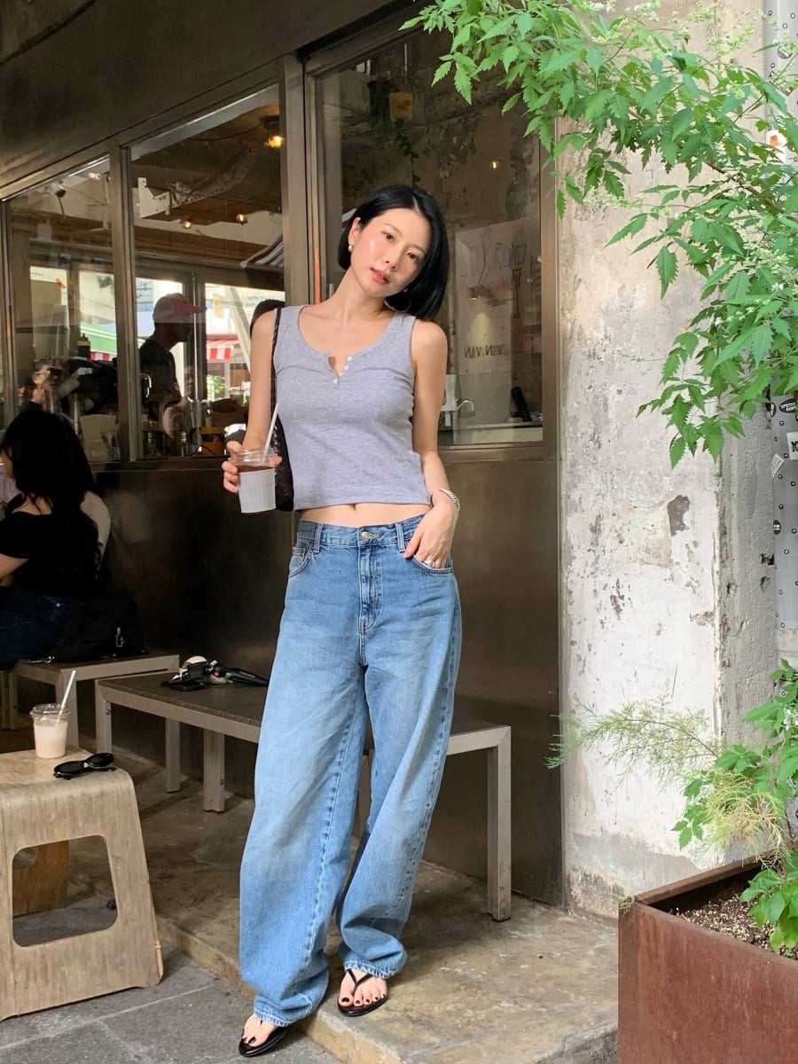 Chất liệu denim cũng được làm mỏng hơn để tăng sự thoáng mát khi mặc.

