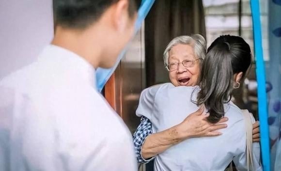 Người Việt từ lâu có truyền thống “nuôi con để lo cho tuổi già”, nhưng trong xã hội hiện đại, điều này lại dần trở thành một thứ xa xỉ. 