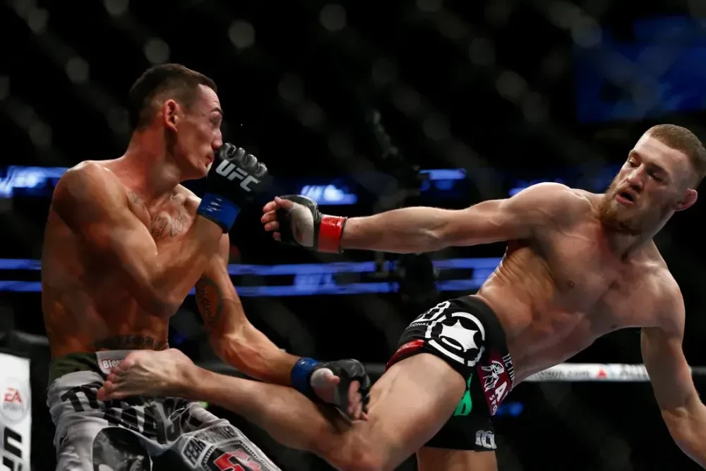 Conor McGregor và Max Holloway trong lần đối đầu duy nhất của họ tại UFC Fight Night 26.