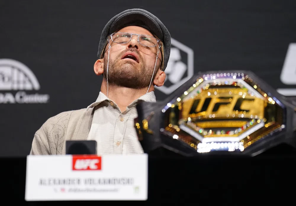 Alexander Volkanovski tại họp báo UFC 298