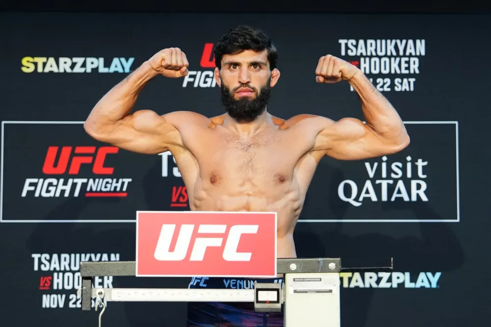 Arman Tsarukyan tại buổi cân thử sự kiện UFC Fight Night ở Doha, Qatar.
