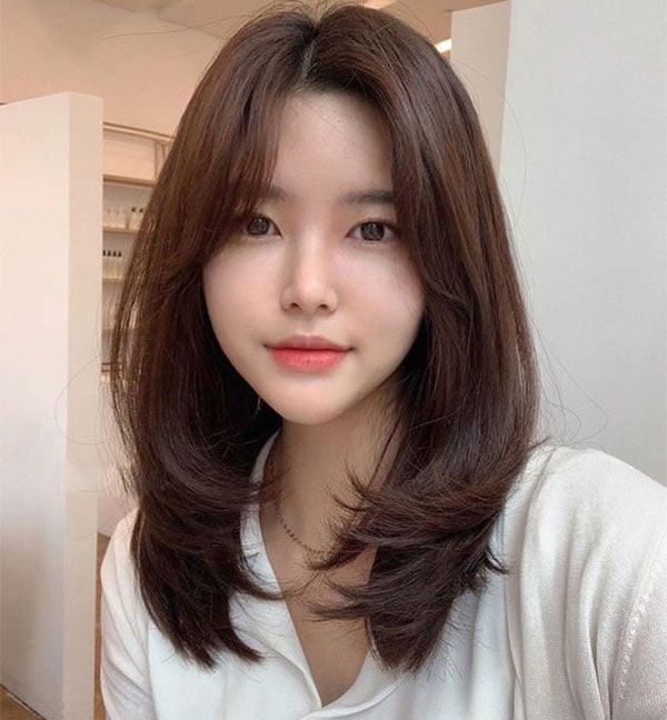 Layer kết hợp mái bay là kiểu tóc được yêu thích nhờ khả năng “giấu” khuyết điểm khéo léo