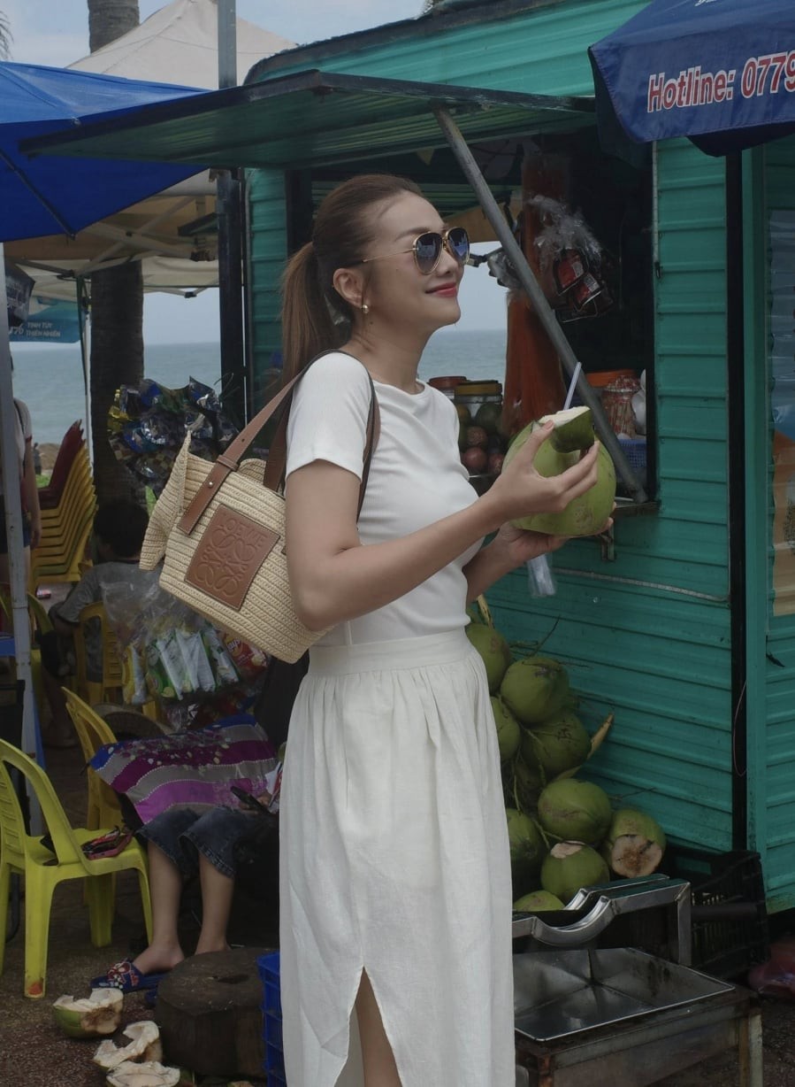 Áo thun là món đồ xuất hiện thường xuyên trong phong cách du lịch của Phạm Thanh Hằng nhờ sự tiện lợi và linh hoạt. 