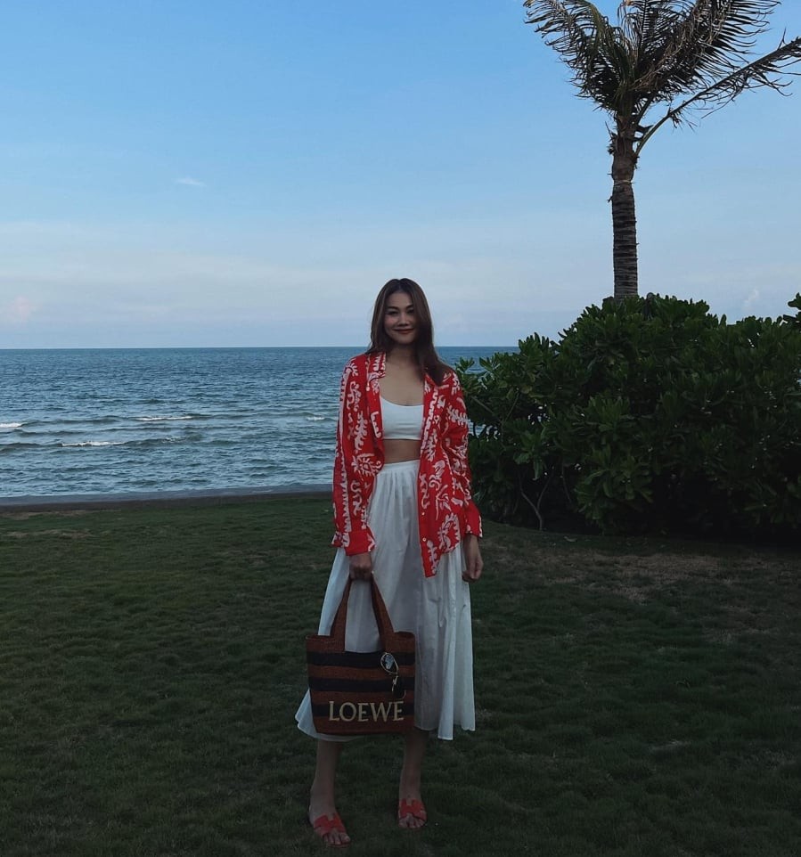 Những thiết kế dáng chữ A hoặc suông nhẹ thường được ưu tiên vì vừa dễ di chuyển vừa dễ kết hợp với nhiều kiểu áo khác nhau.