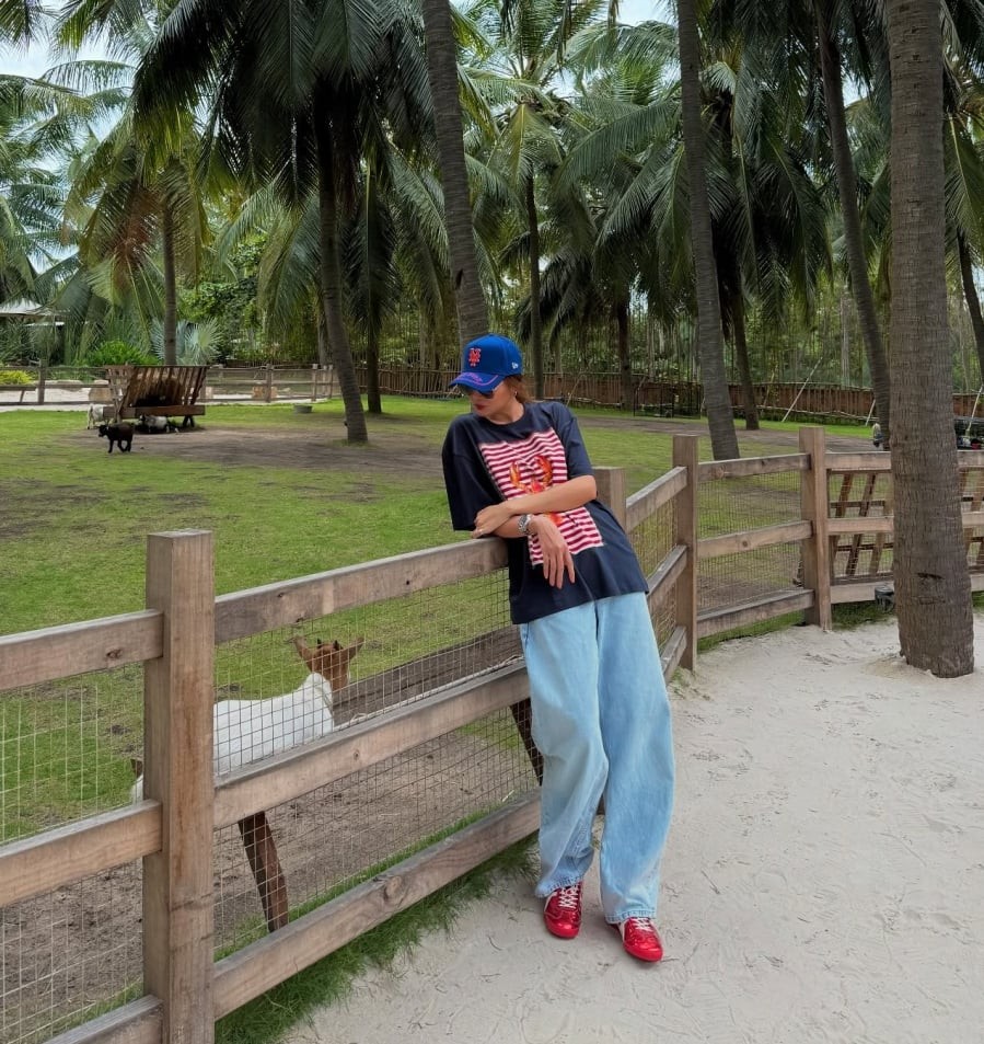 Từ quần jeans đến quần tối màu dáng rộng vừa phải, tất cả đều giúp tạo cảm giác dễ chịu mà vẫn giữ được sự gọn gàng.