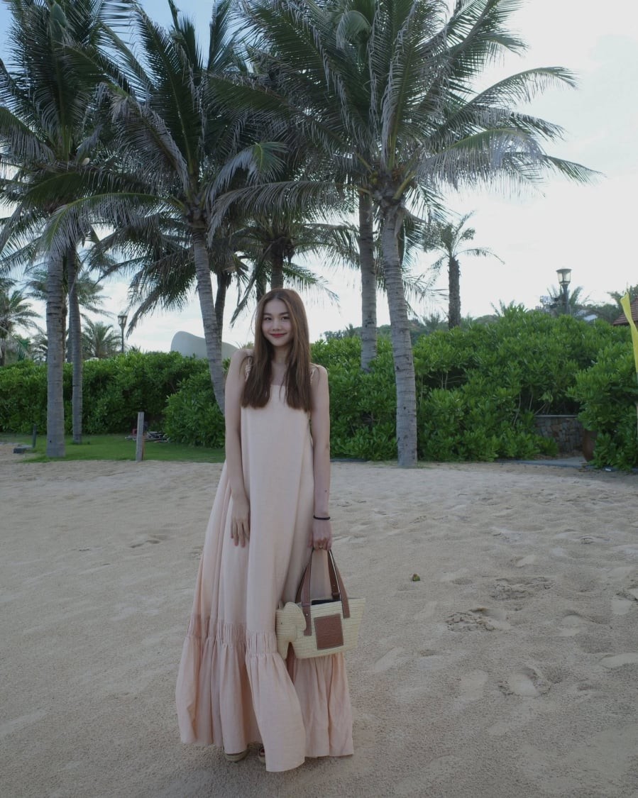 Các thiết kế dài, chất liệu nhẹ thường được lựa chọn cho những buổi dạo biển hoặc tham quan nhẹ nhàng.