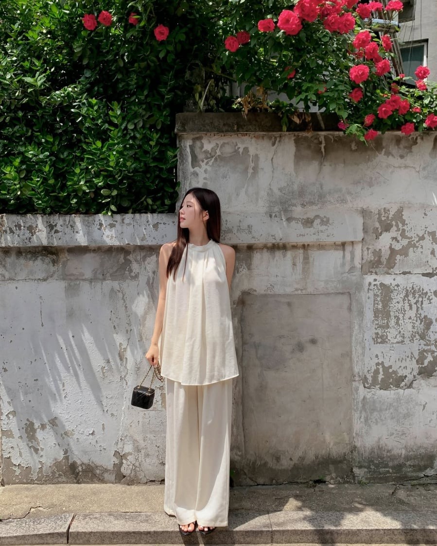 So với quần jeans xanh truyền thống, phiên bản màu trắng mang đến cảm giác tươi sáng và phù hợp hơn với không khí mùa hè.