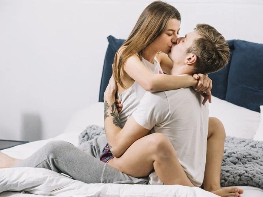 Theo bác sĩ, tư thế “nữ ở trên” và biến thể “cao bồi ngược” là hai trong số những tư thế có nguy cơ cao nhất. Ảnh minh họa