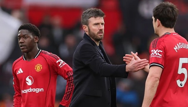 Ban lãnh đạo Man United chưa vội quyết định tương lai Michael Carrick.