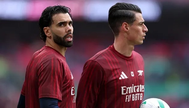 David Raya phải ngồi ngoài để Kepa Arrizabalaga bắt chính.