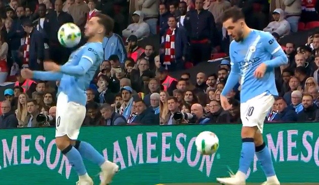 Pha bóng gây tranh cãi của sao Man City