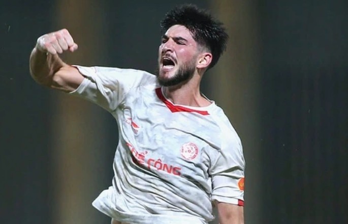 Ngôi sao Kyle Colonna hứa hẹn là mảnh ghép cần thiết cho hàng thủ tuyển Việt Nam.