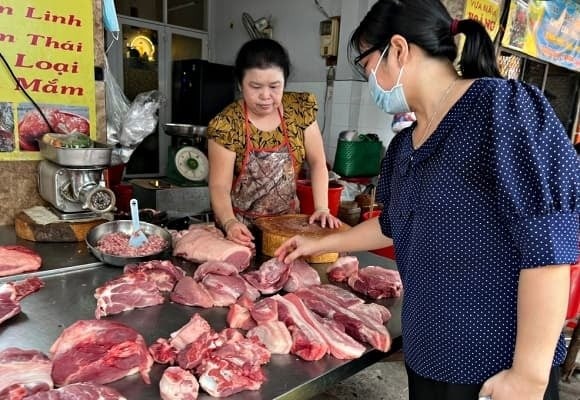  Cẩn thận với những miếng thịt tẩm ướp hóa chất hay gia vị, vì các chất này có thể che lấp mùi hôi thực sự, khiến người mua khó nhận biết.