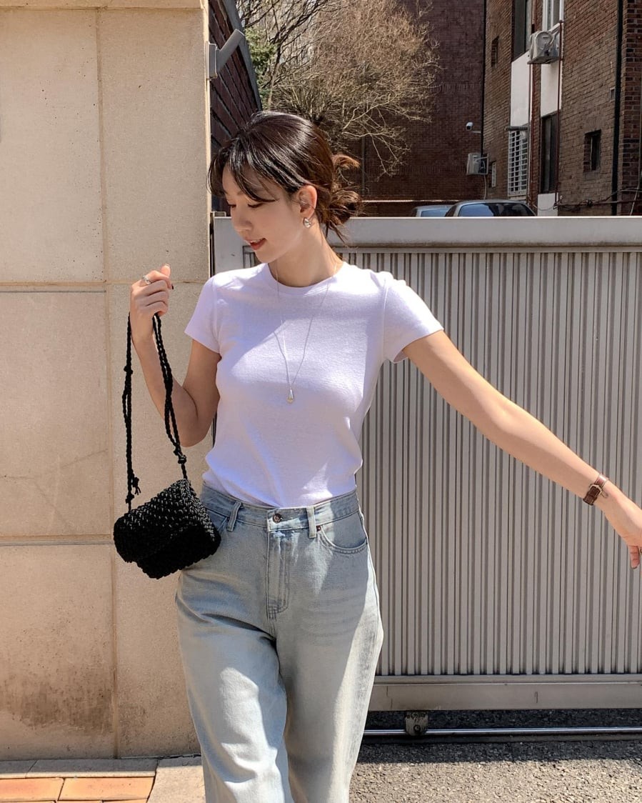 Quần jeans nên chọn kiểu dáng cơ bản, ít xử lý bề mặt để giữ sự tinh tế.