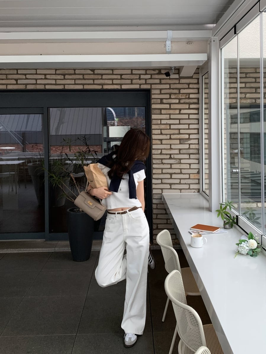 Kết hợp cùng sandal quai mảnh hoặc giày mule sẽ tăng thêm nét tinh tế mà không làm mất đi sự tối giản.