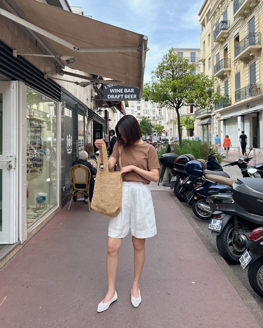 Khi phối cùng áo thun, bạn vẫn có thể giữ phong cách tối giản nếu chọn đúng kiểu dáng và màu sắc.