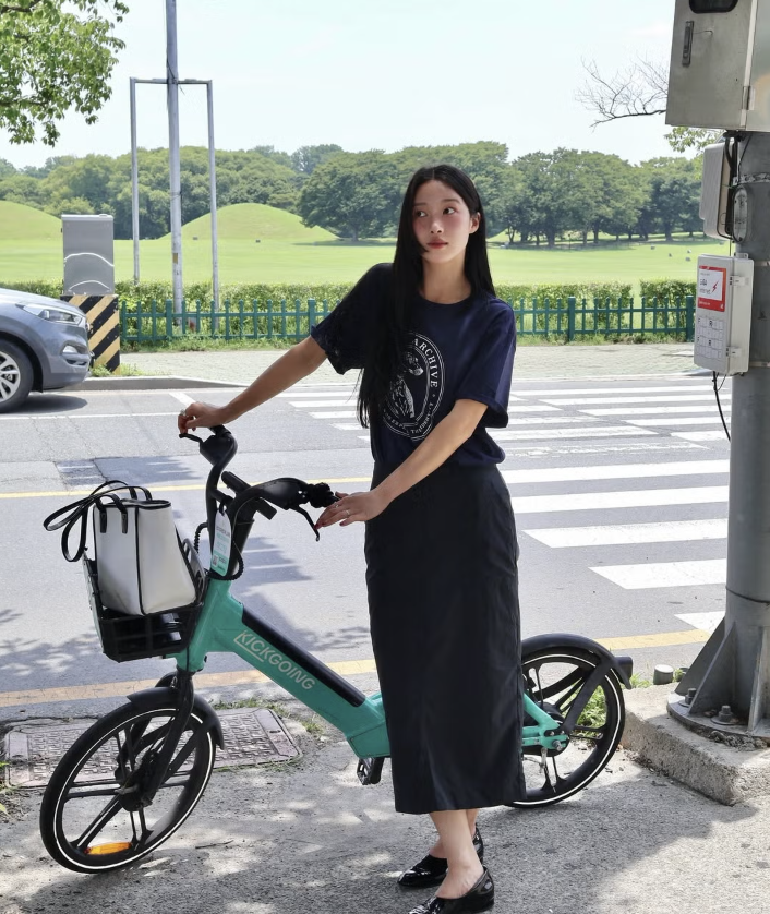 Những gam màu trung tính như be, xám, xanh navy hoặc nâu đất giúp tổng thể trở nên hài hòa và dễ chịu.