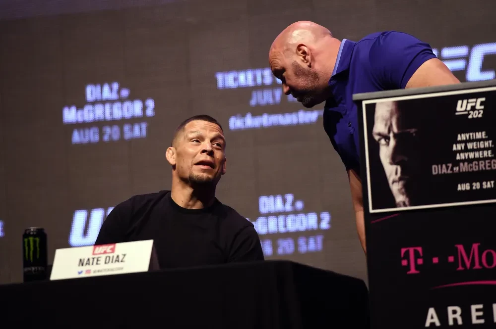 Dana White và Nate Diaz trong một buổi họp báo UFC năm 2016