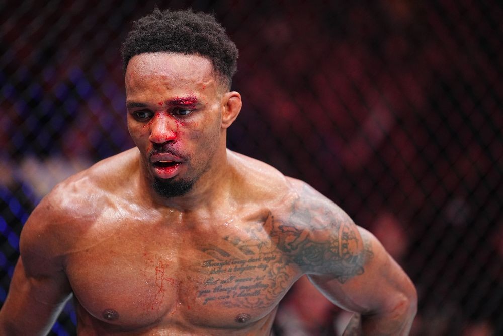 Lerone Murphy phản ứng sau hiệp 4 trận đấu với Movsar Evloev tại UFC London.