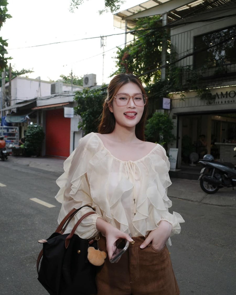 Nhờ gam màu trắng trung tính, chiếc áo dễ dàng kết hợp với nhiều loại trang phục mà không gây cảm giác rối mắt.