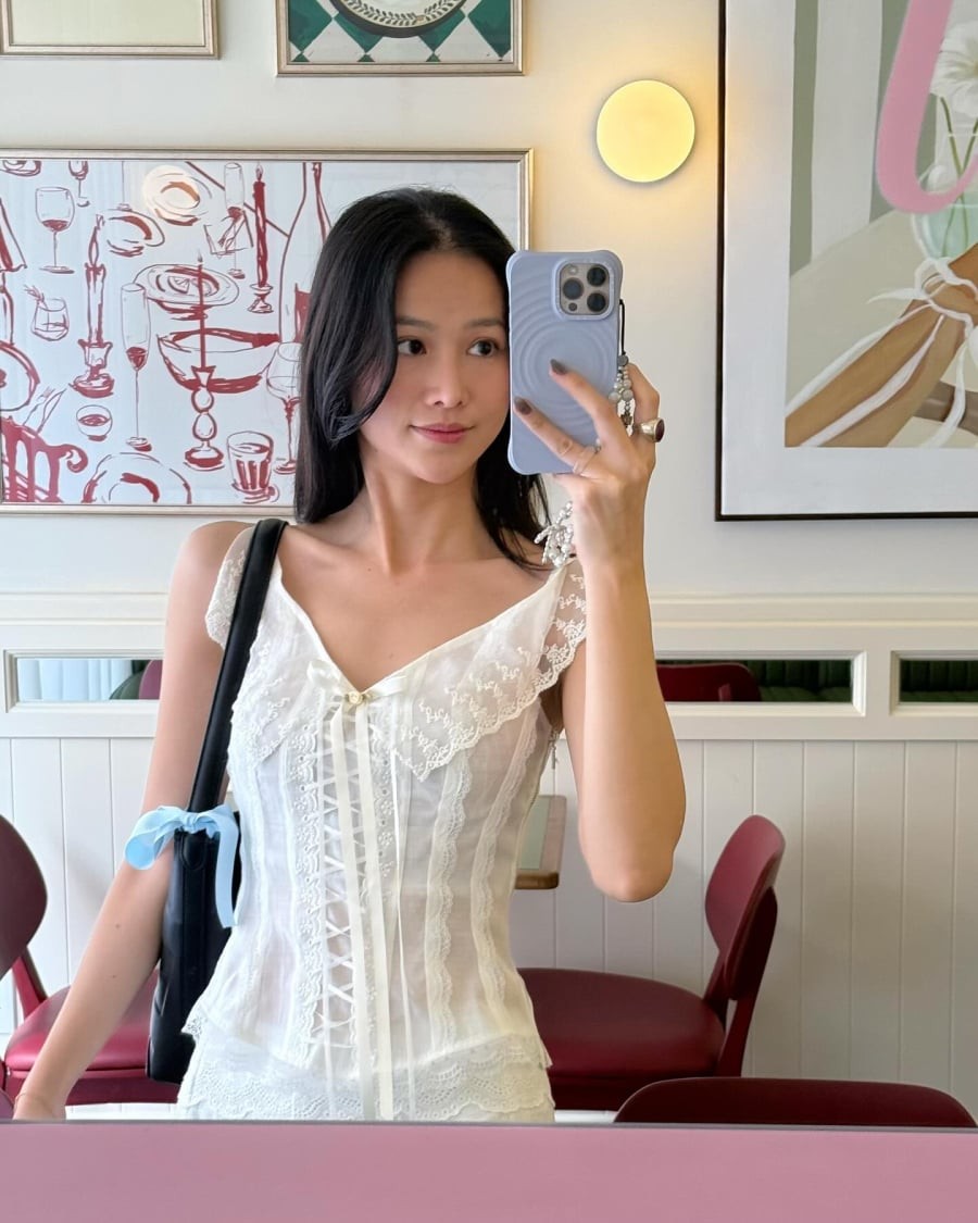 Kiểu áo này giúp tôn lên phần vai và xương quai xanh, mang lại vẻ ngoài nữ tính nhưng vẫn hiện đại.