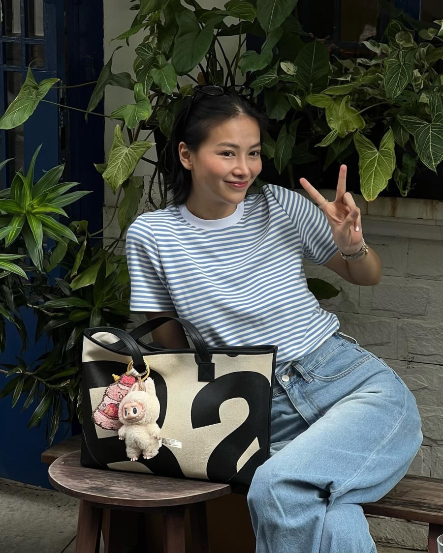 Khi kết hợp với quần jeans, quần short hoặc chân váy, áo thun giúp tạo nên những set đồ đơn giản nhưng vẫn thời trang.