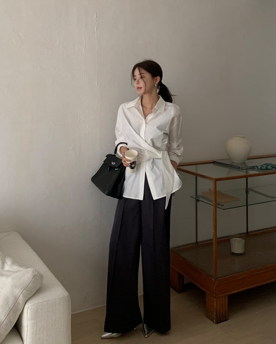 Sự kết hợp giữa áo blouse và quần âu luôn mang lại hình ảnh chỉn chu nhưng vẫn giữ được nét nữ tính. 