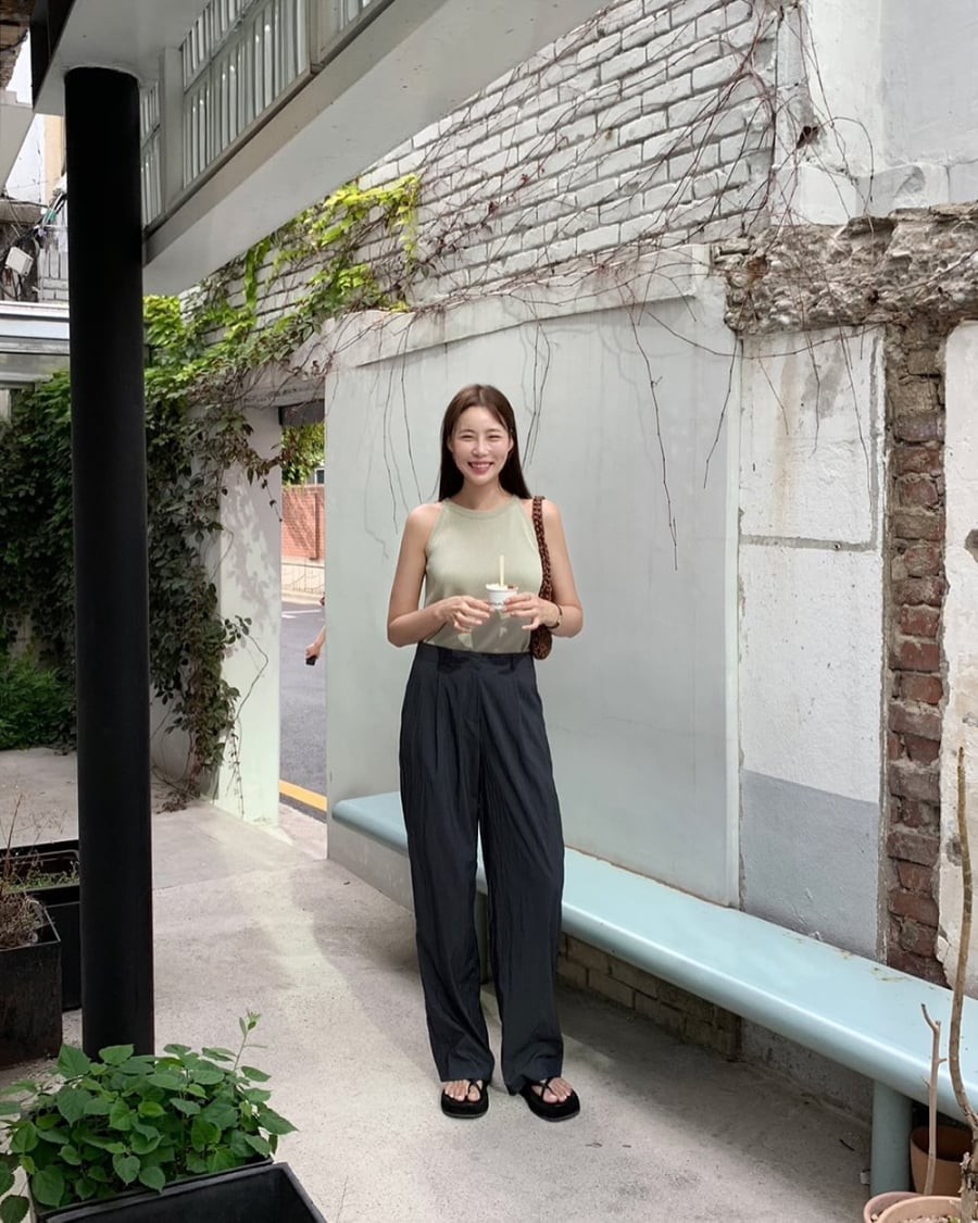 Bộ đôi áo hai dây và quần ống suông mang lại cảm giác thoải mái nhưng vẫn giữ được sự thời trang. 