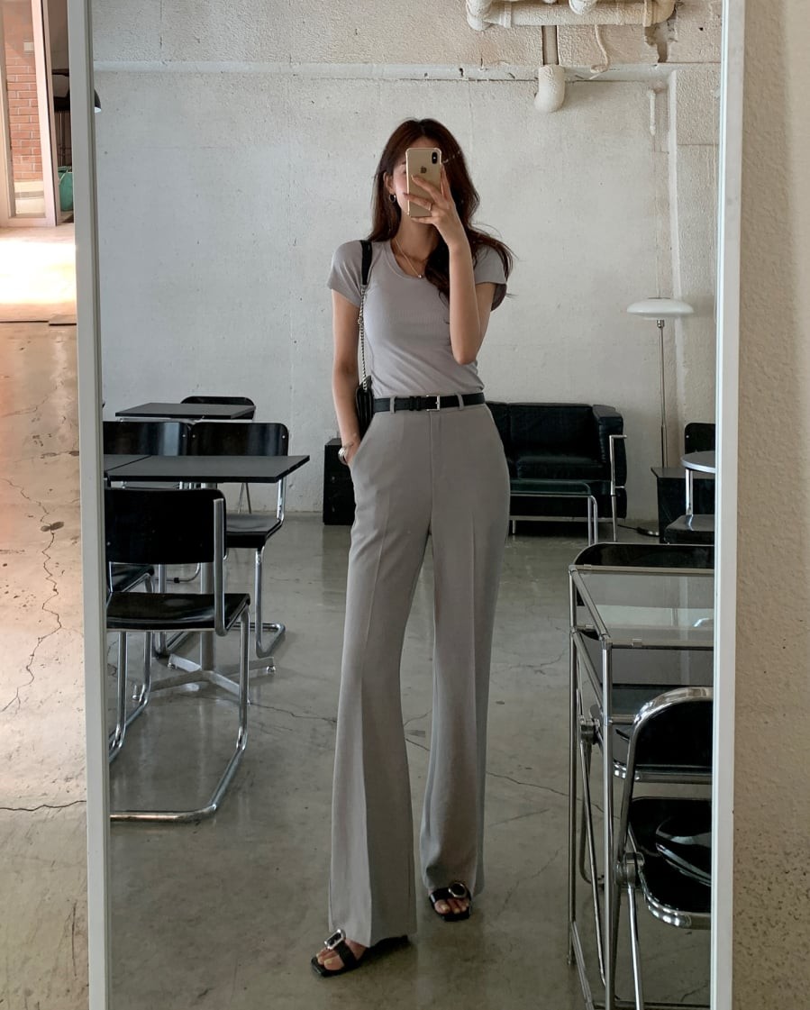 Điểm quan trọng nằm ở cách xử lý trang phục, đặc biệt là sơ vin gọn gàng để giúp vóc dáng trông cân đối hơn. 