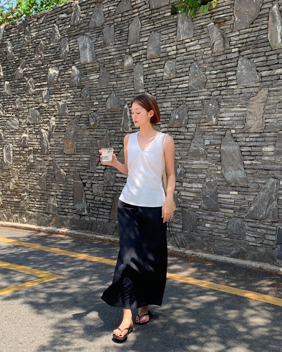 Tùy theo phong cách cá nhân, có thể lựa chọn chân váy dáng xòe, chữ A hoặc dáng suông với các gam màu trung tính như nâu, xám, đen hoặc xanh olive.