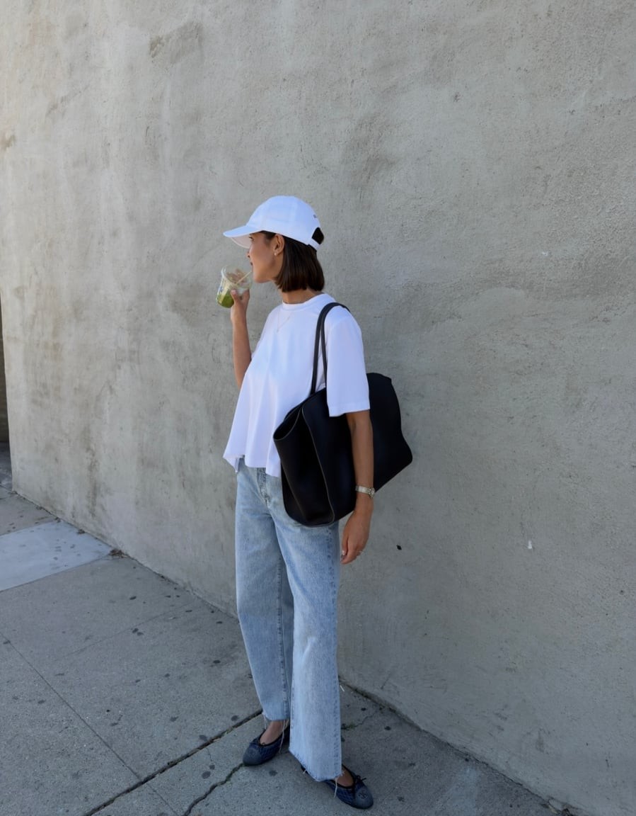 Những chiếc áo thun được ưa chuộng thường có phom dáng vừa phải, không quá ôm sát nhưng cũng không rộng thùng thình, mang lại sự cân đối cho tổng thể.