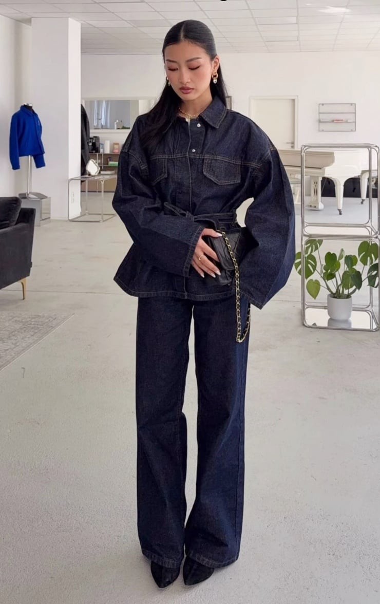  Các thiết kế denim hiện nay được tinh chỉnh với phom dáng gọn gàng hơn, chất liệu mềm và nhẹ hơn để phù hợp với môi trường làm việc.