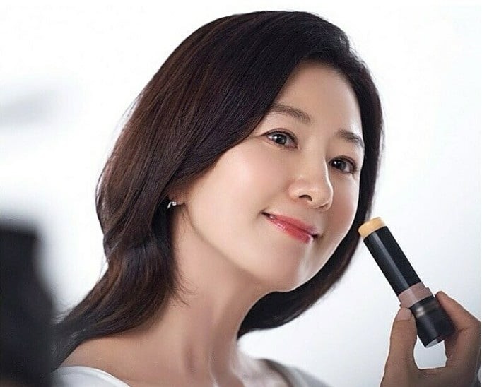 Ở tuổi gần 60, Kim Hee Ae vẫn duy trì làn da mịn màng và thần thái điềm tĩnh đặc trưng.