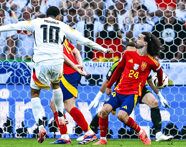 Tình huống để bóng chạm tay gây chú ý của Marc Cucurella.