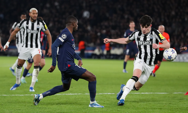 Các cầu thủ cần tránh để bóng chạm tay trong mọi tình huống.