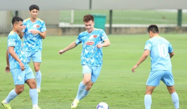 Tuyển Việt Nam làm mới hàng công.