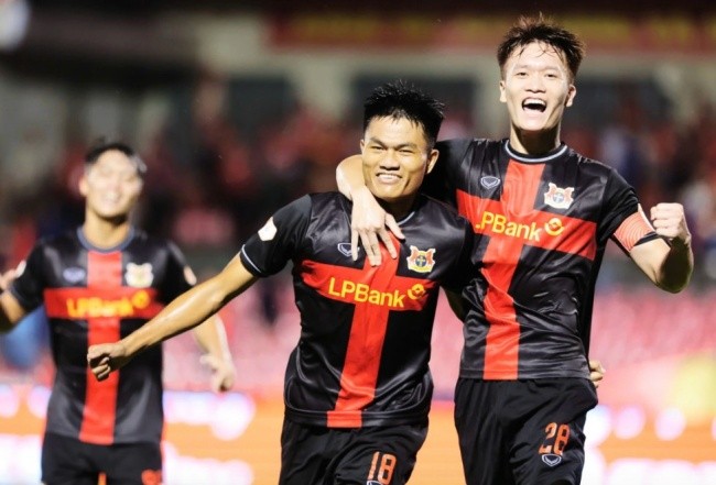 Phạm Gia Hưng trong màu áo Ninh Bình (bên trái).