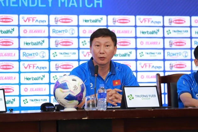 HLV Kim Sang-sik chia sẻ tình hình ĐT Việt Nam trước trận đấu với Bangladesh. Ảnh: VFF