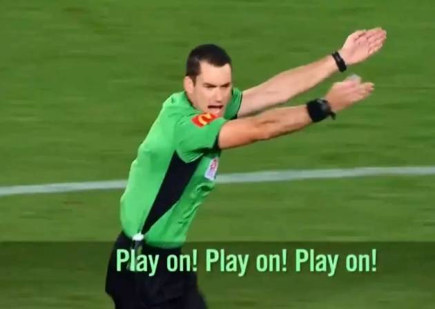 Hai tay dang thẳng về phía trước và tiếng hô 'Play on' là dấu hiệu đặc trưng khi trọng tài áp dụng phép lợi thế.