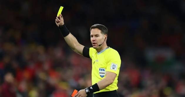 Dù trận đấu không bị dừng lại ngay lập tức, cầu thủ phạm lỗi thô bạo vẫn sẽ phải nhận thẻ phạt ở tình huống bóng chết tiếp theo