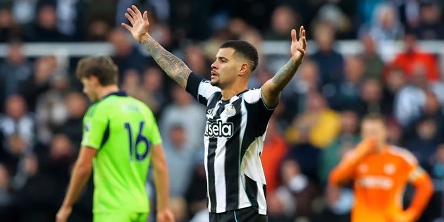 Bruno Guimaraes lọt vào tầm ngắm Man United.