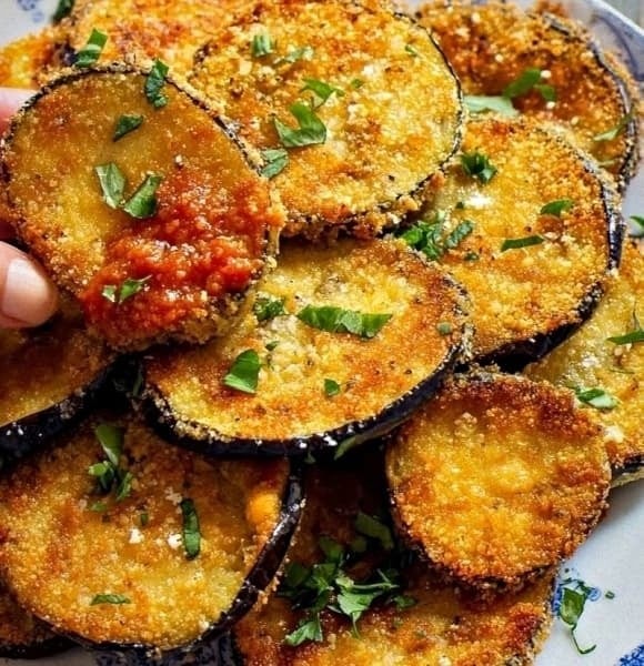 Để tăng hương vị, anh Hầu thường xào hoặc nhúng bột chiên ngập dầu rau củ, đậu hũ.