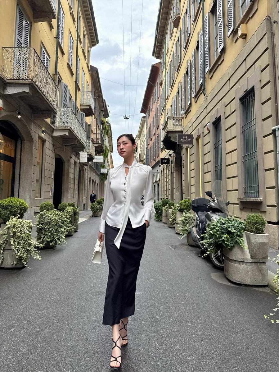 Chân váy lụa mang đến vẻ ngoài thanh thoát, phù hợp với phong cách tối giản nhưng vẫn đảm bảo sự cuốn hút. 