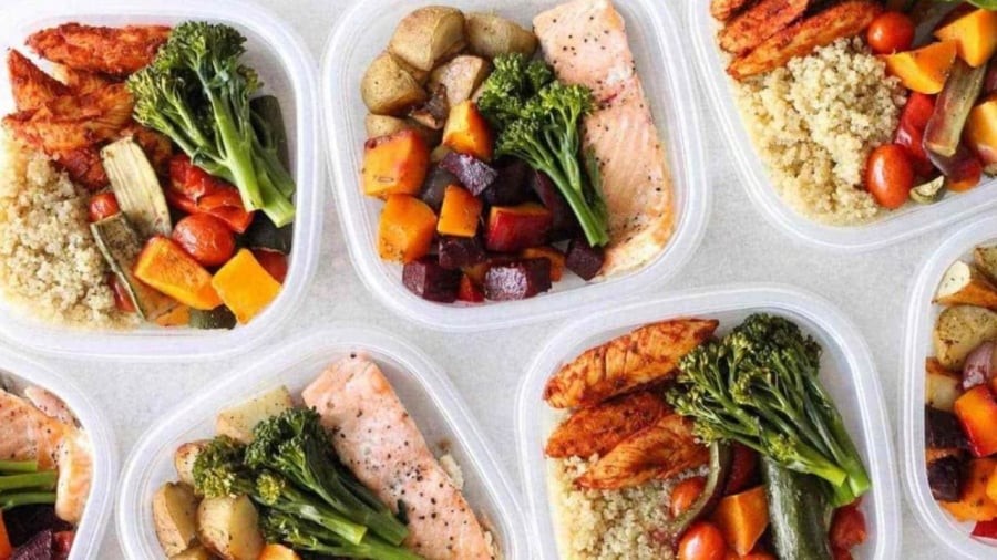 Bạn có thể chọn các thực phẩm lành mạnh để ăn vào bữa tối, vừa mang lại cảm giác no, đảm bảo dinh dưỡng mà vẫn đạt được hiệu quả giảm cân mong muốn.