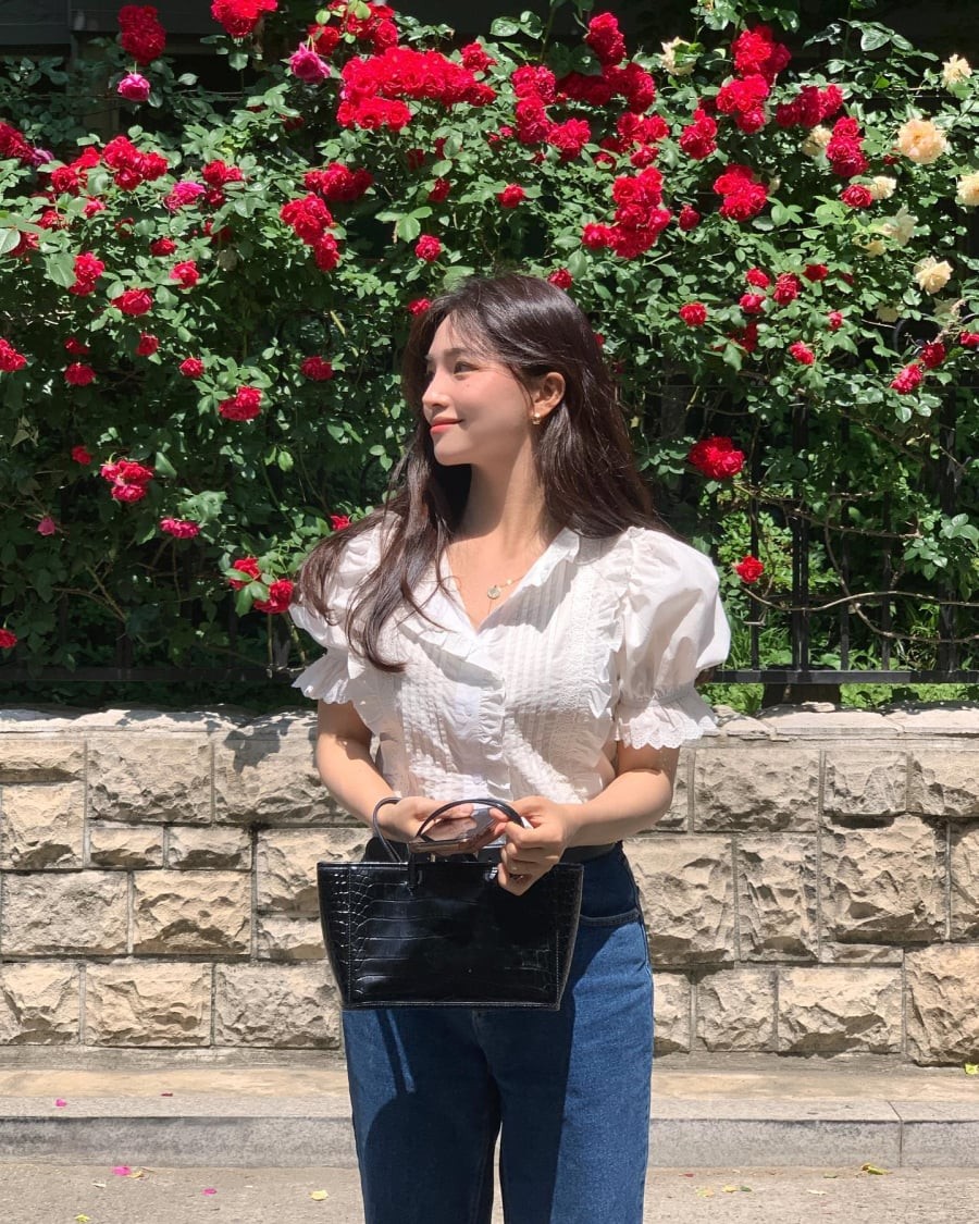 Màu trắng gần như là gam màu không thể thiếu trong tủ đồ mùa hè.