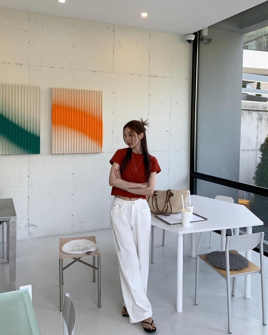 Chỉ cần một chiếc áo đỏ đơn giản cũng đủ khiến tổng thể trang phục trở nên ấn tượng mà không cần quá nhiều phụ kiện đi kèm.