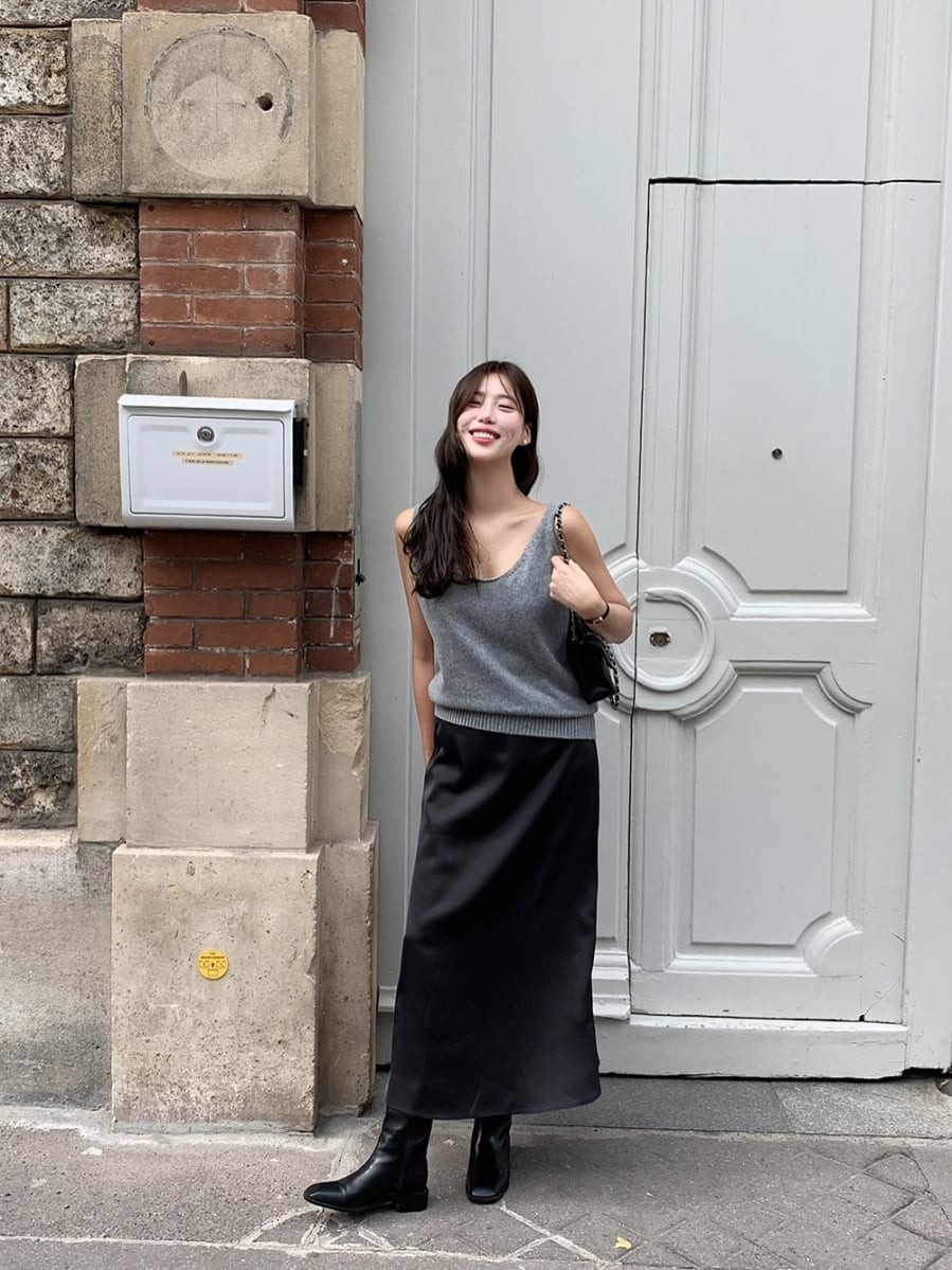 Sắc xám mang lại cảm giác tối giản nhưng tinh tế, phù hợp với những người yêu thích phong cách thanh lịch và có phần trưởng thành.